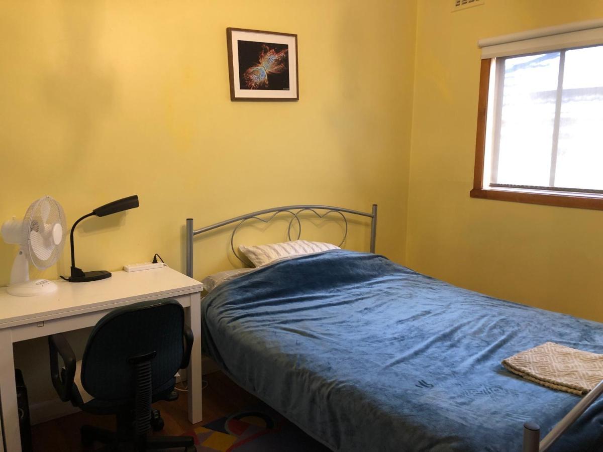 A Single Room Near The Railway Station Melbourne Exterior photo