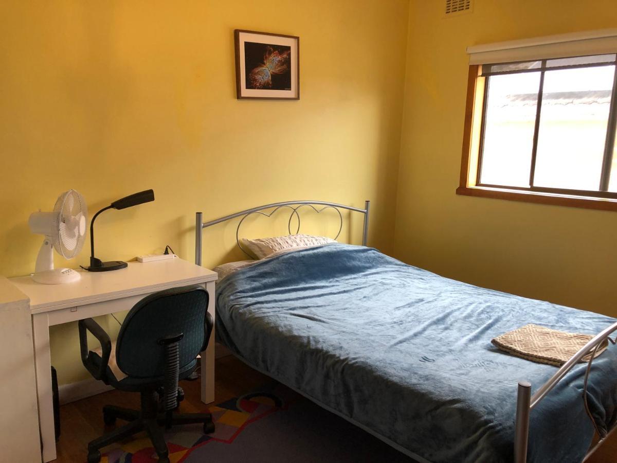A Single Room Near The Railway Station Melbourne Exterior photo