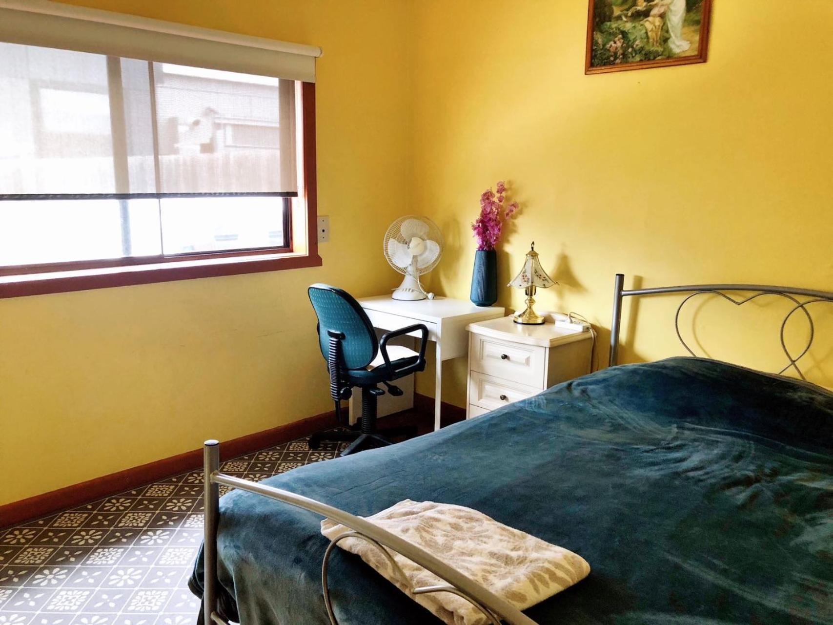 A Single Room Near The Railway Station Melbourne Exterior photo